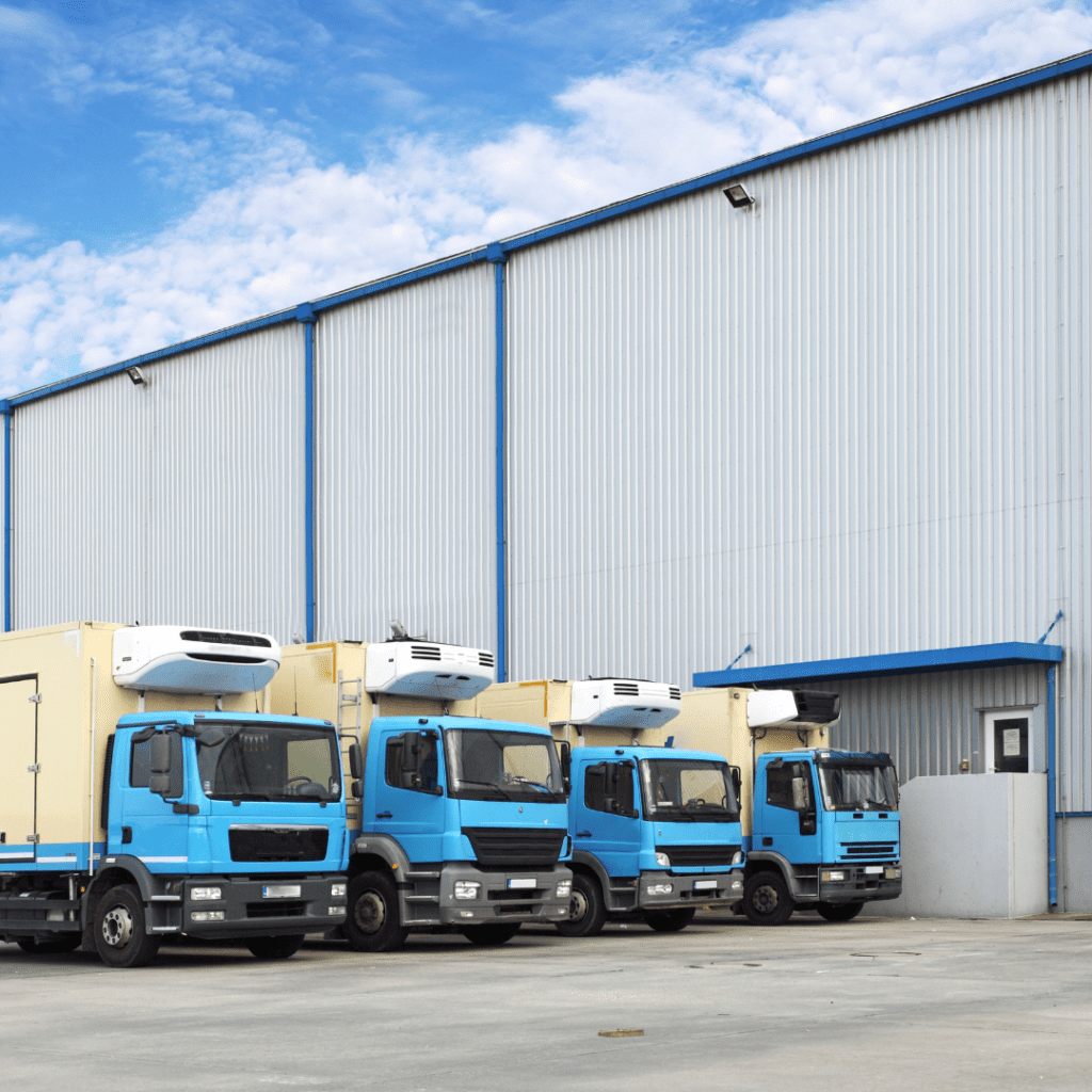 En la imagen se muestran camiones en un almacén
