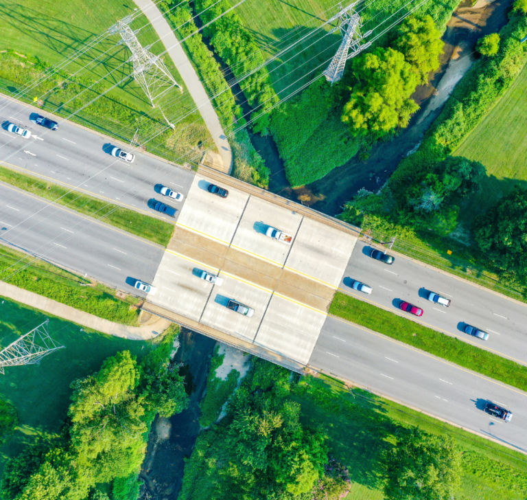 En la imagen se muestran camiones en carretera