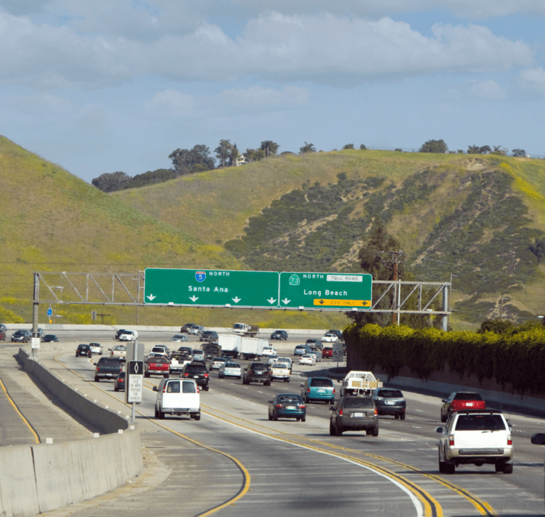 En la imagen se muestra una carretera de California