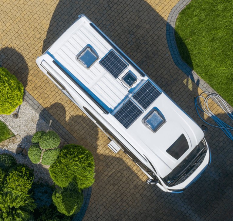 En la imagen se muestra un vehículo con páneles solares