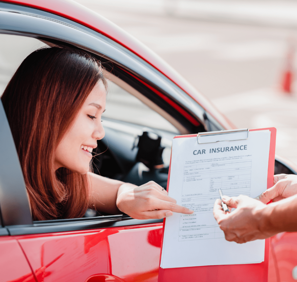 En la imagen se muestra una persona obteniendo una póliza de seguro para vehículo