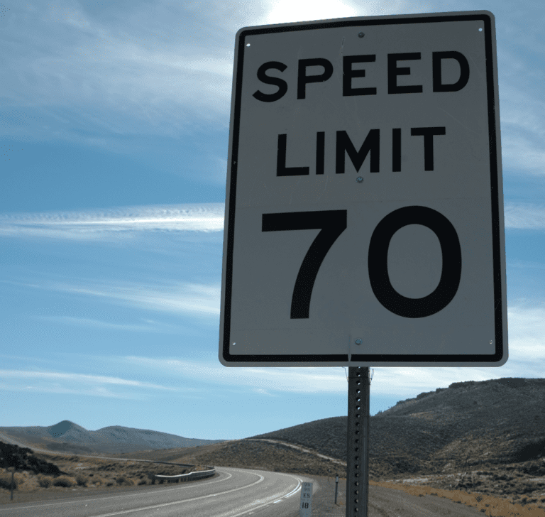 En la imagen se muestra un señalamiento de límite de velocidad