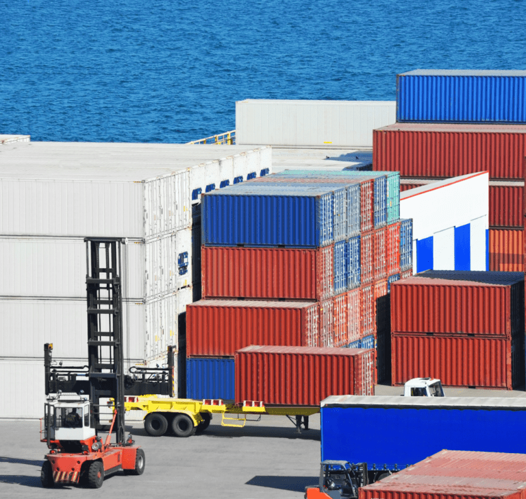 En la imagen se muestra un almacén de contenedores marítimos