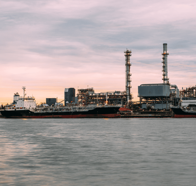 En la imagen se muestra una refinería