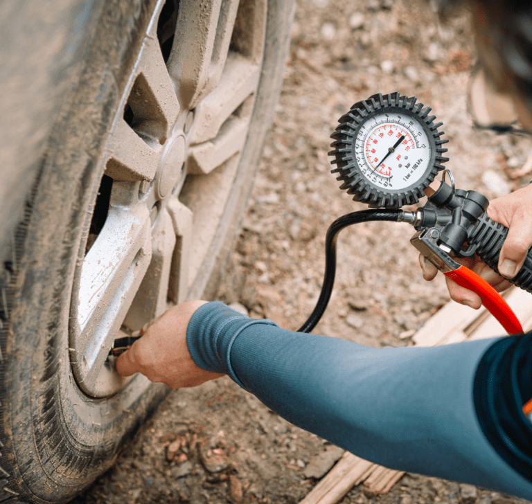 En la imagen se muestra un profundímetro de neumáticos