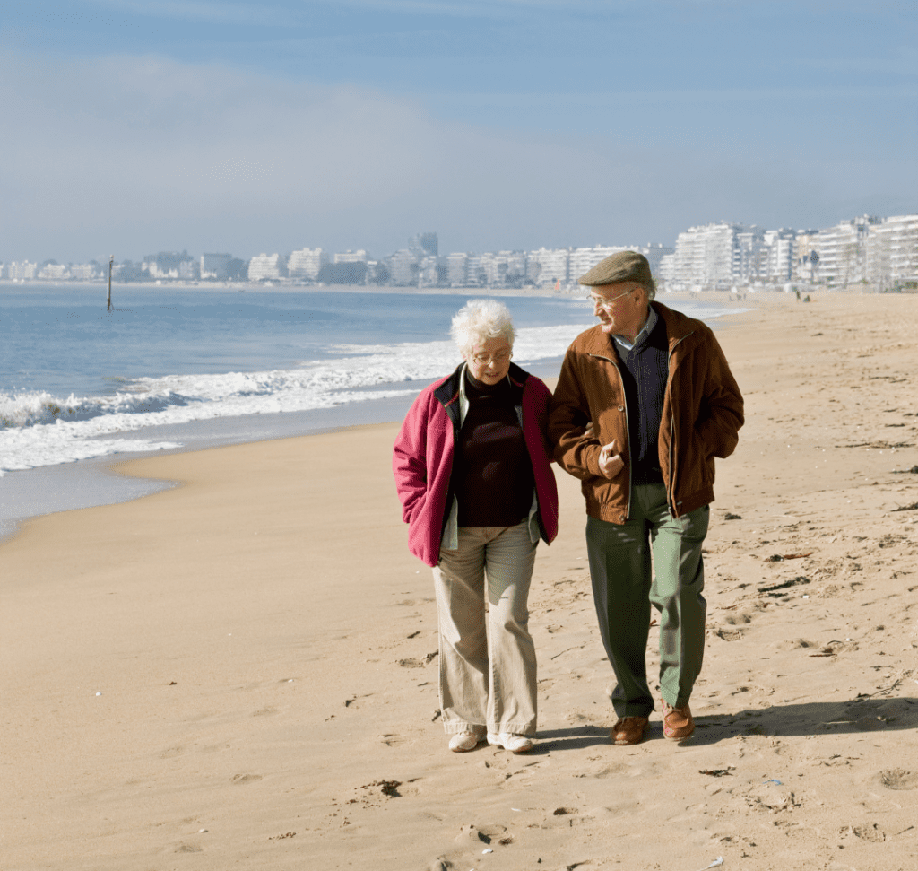 En la imagen se muestran dos adultos mayores jubilados
