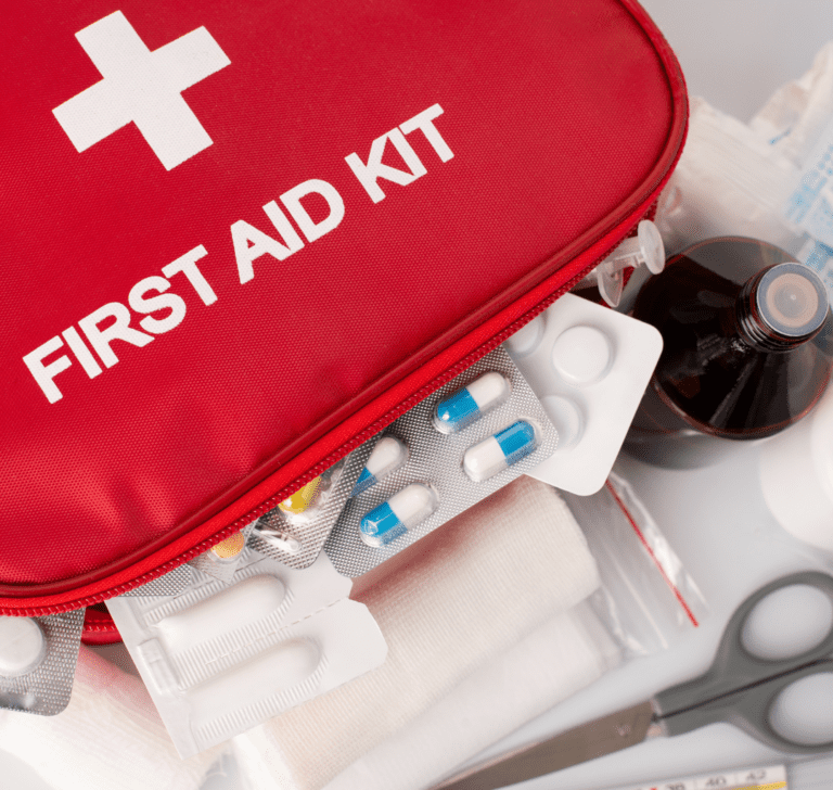 En la imagen se muestra un botiquín de primeros auxilios