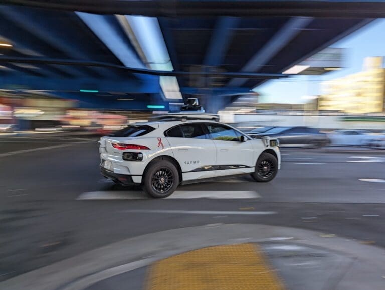 En la imagen se muestra un robotaxi de Waymo