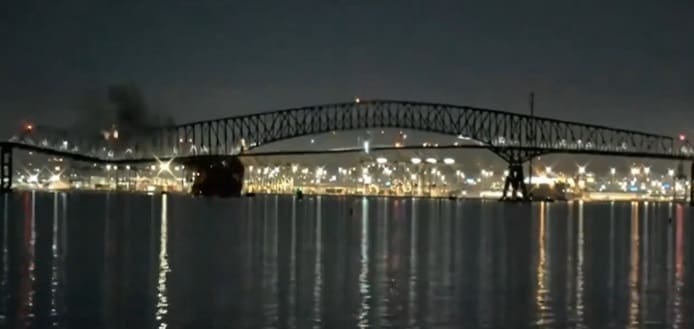 En la imagen se muestra el accidente ocurrido en el puente de Baltimore