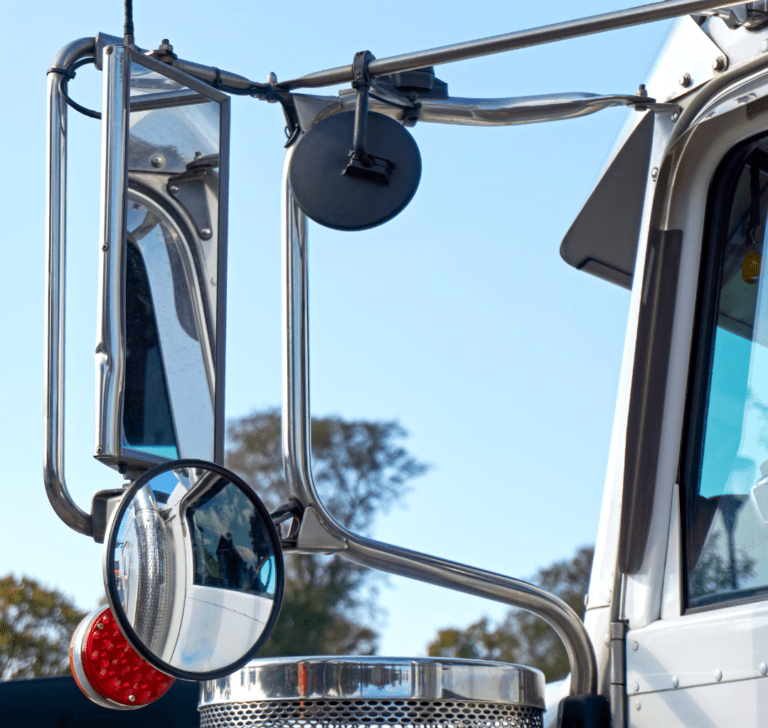 En la imagen se muestra un retrovisor de un camión