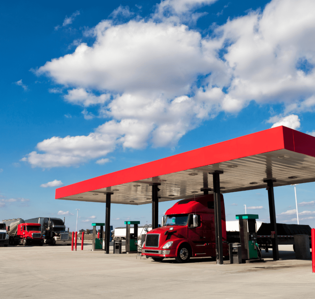 En la imagen se muestra una parada de camiones