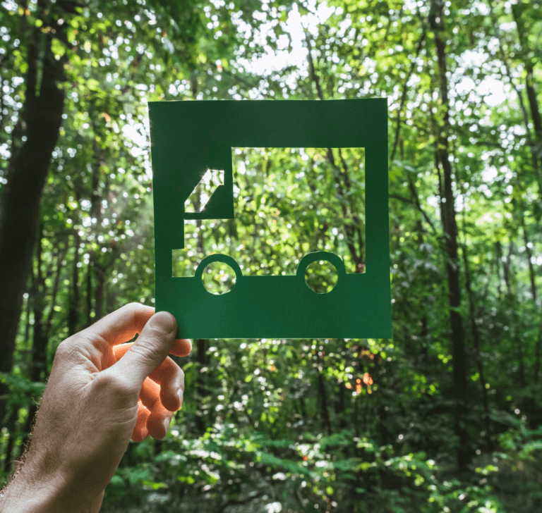 En la imagen se muestra un recorde camión frente a un paisaje verde