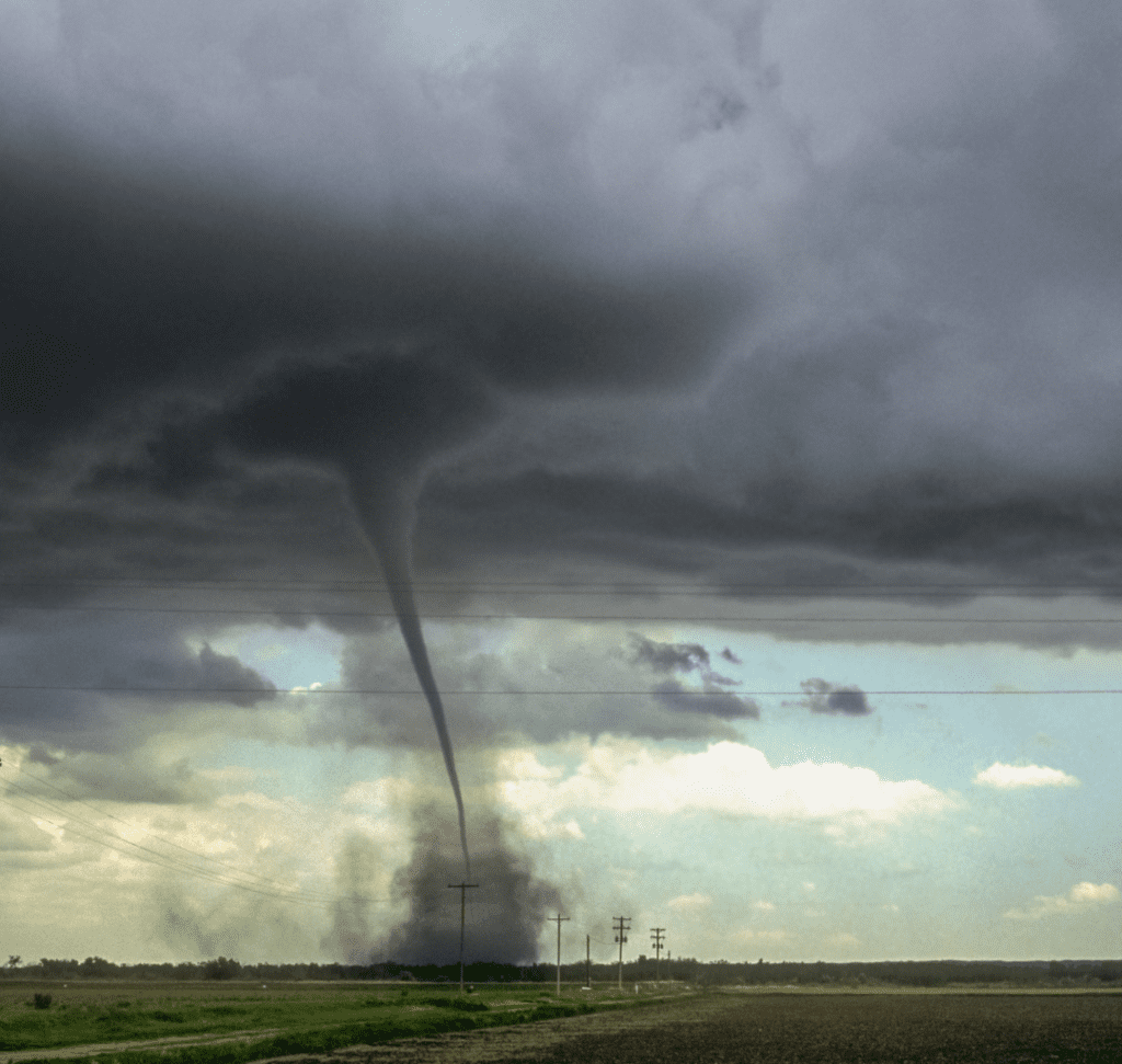 En la imagen se muestra un tornado en una carretera