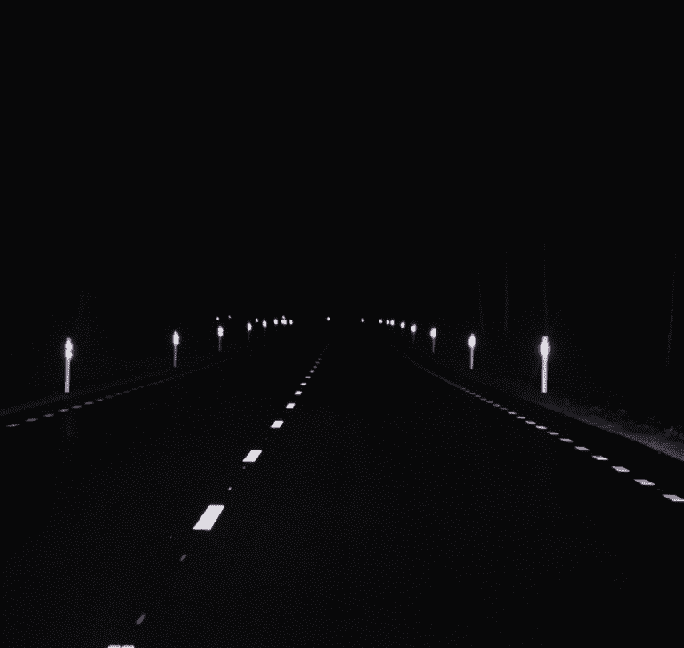 En la imagen se muestra una carretera en la oscuridad