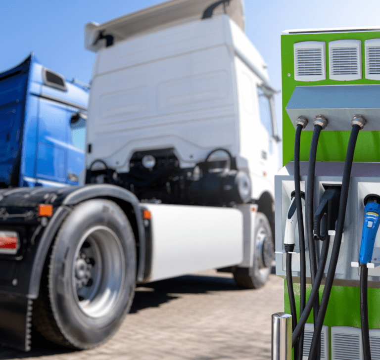 En la imagen se muestran camiones eléctricos siendo cargados