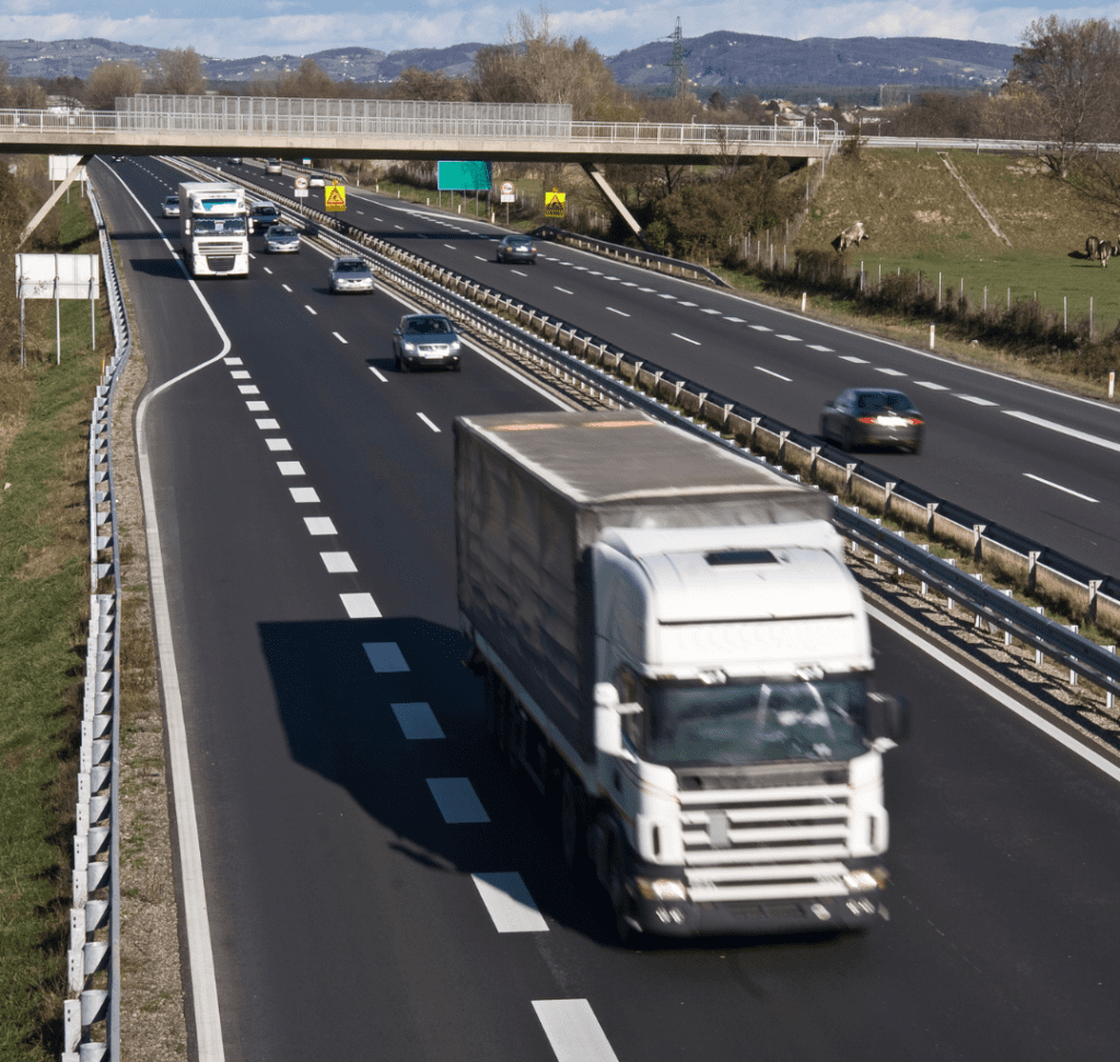 En la imagen se muestran vehículos en carretera