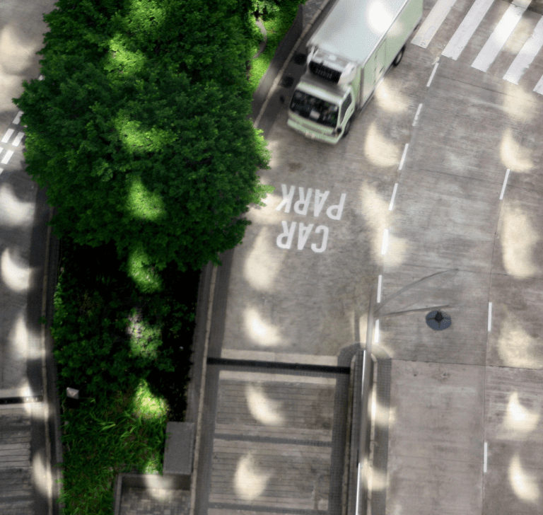 En la imagen se muestra un camión con reflejos de un eclipse solar