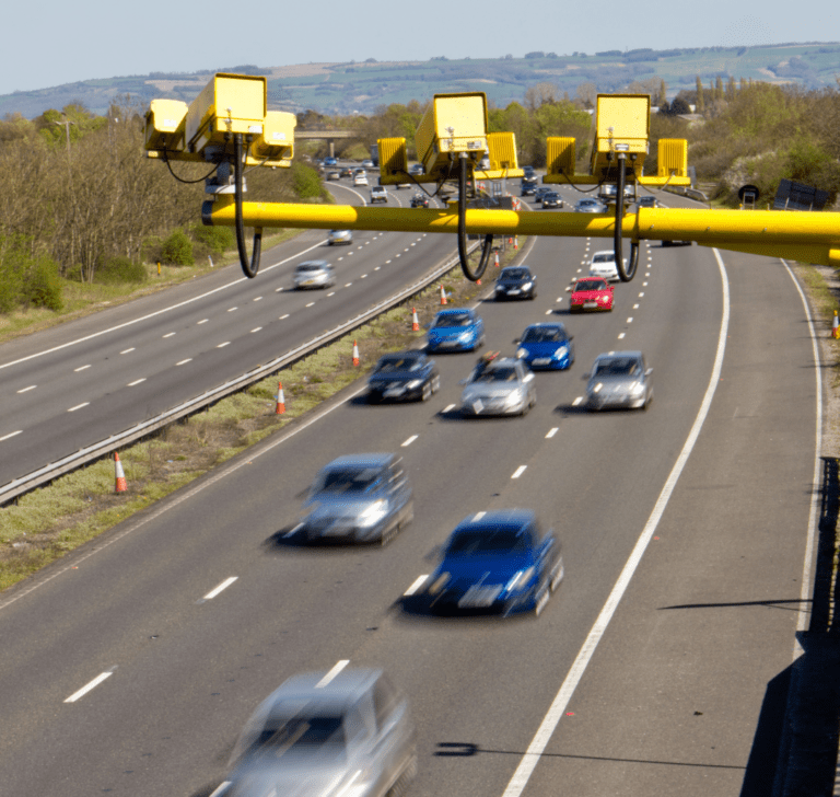 En la imagen se muestra una cámara de velocidad