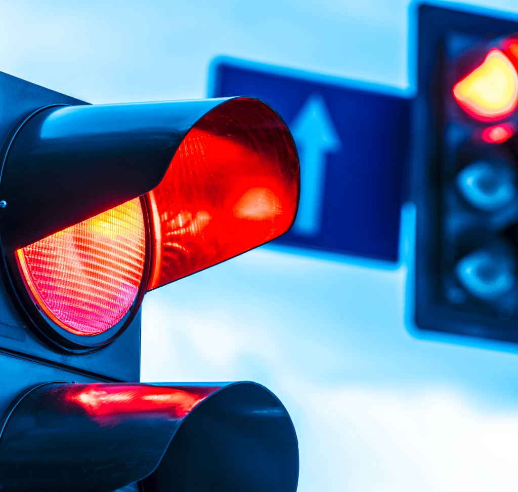 En la imagen se muestra un semáforo en rojo