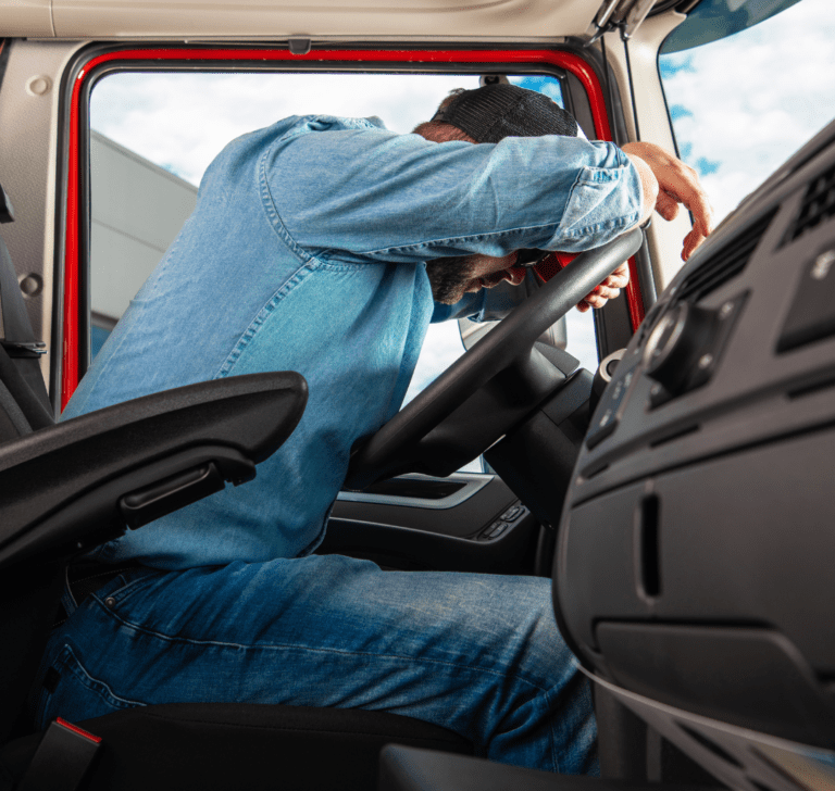 En la imagen se muestra un camionero preocupado