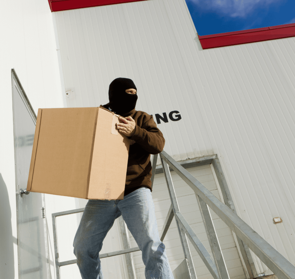 En la imagen se muestra un hombre robando mercancía