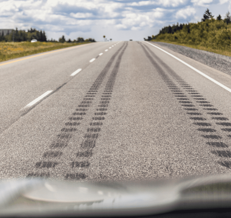 En la imagen se muestran las marcas de frenado en una carretera