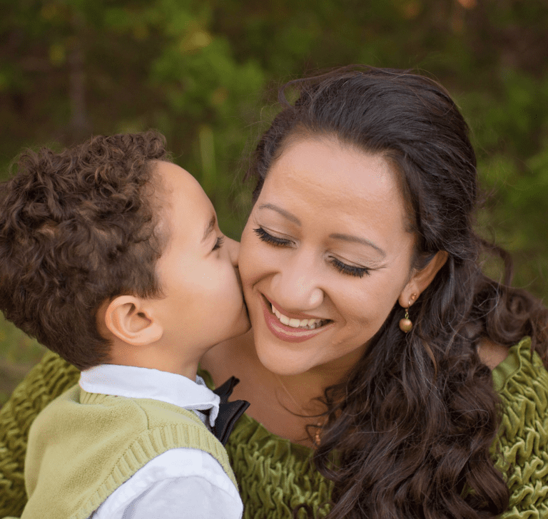 En la imagen se muestran una madre y su hijo