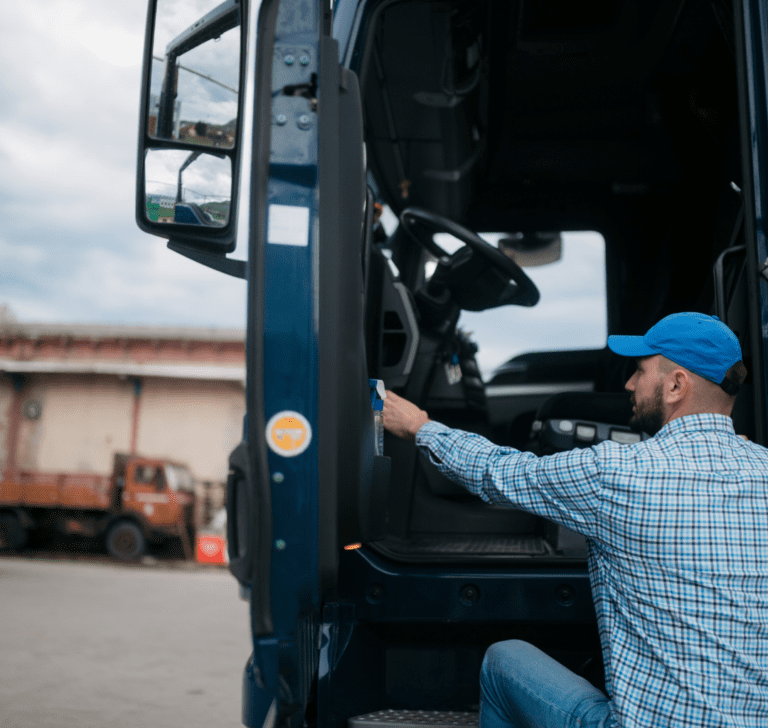 En la imagen se muestra un camionero