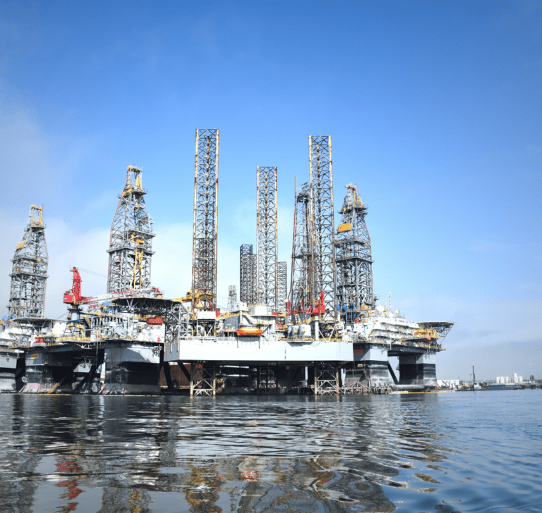 En la imagen se muestra una refinería en puerto