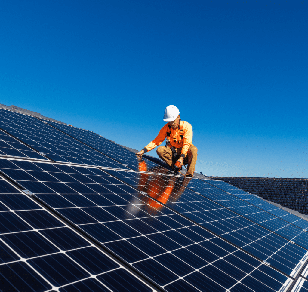 En la imagen se muestra una casa con paneles solares