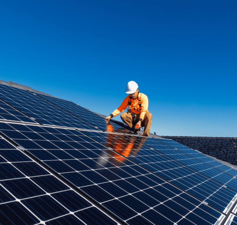 En la imagen se muestra una casa con paneles solares