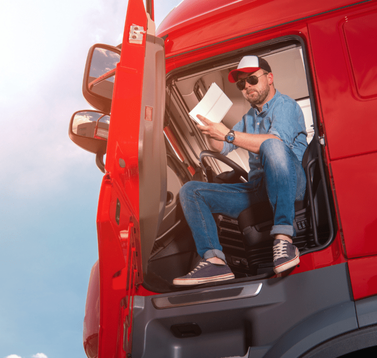 En la imagen se muestra un camionero feliz