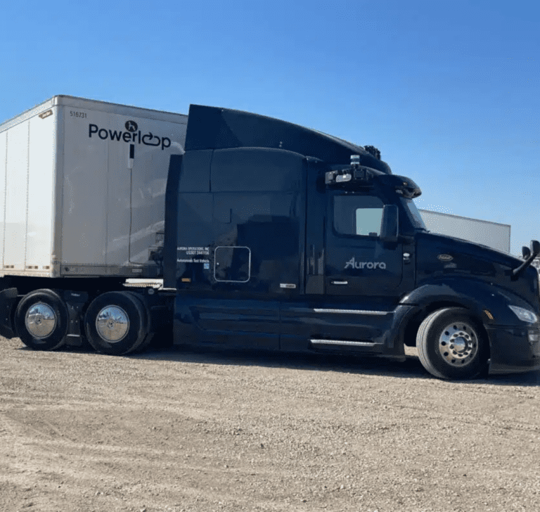 En la imagen se muestra un camión de Uber Freight y Aurora
