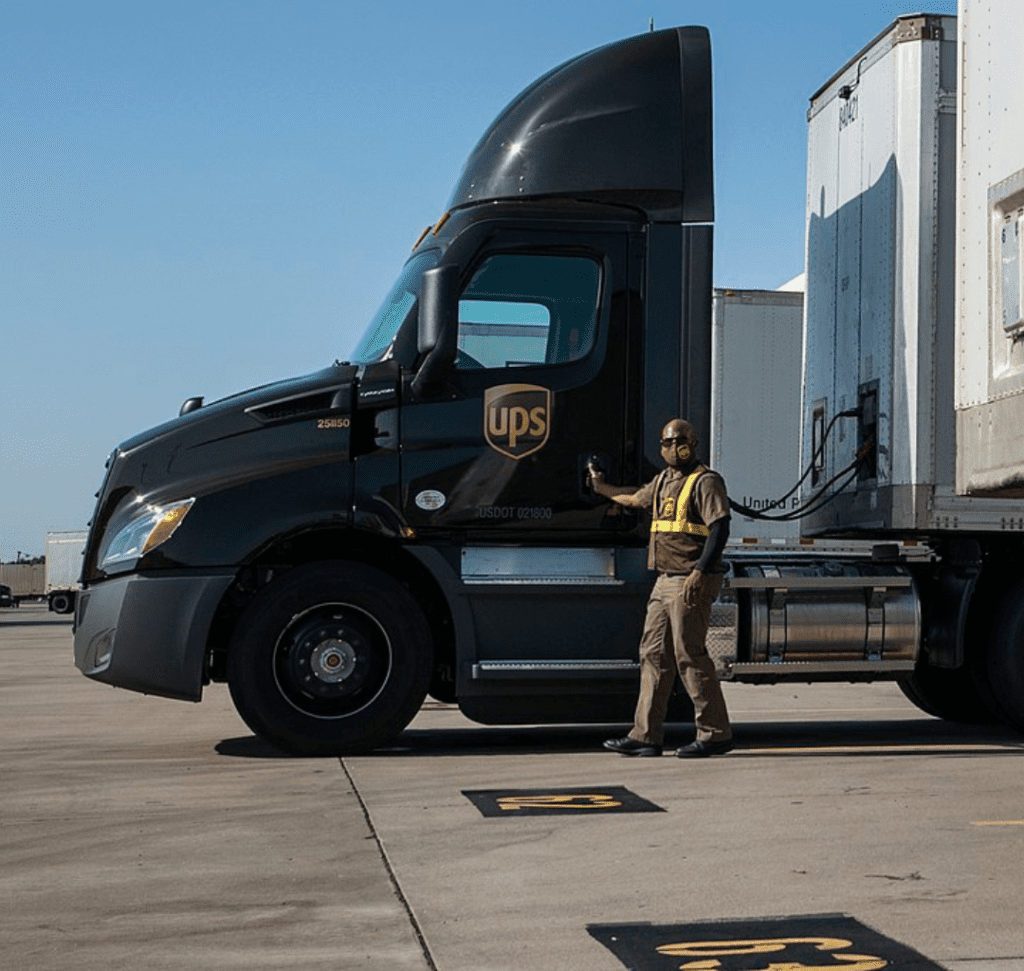 En la imagen se muestra un camión de UPS