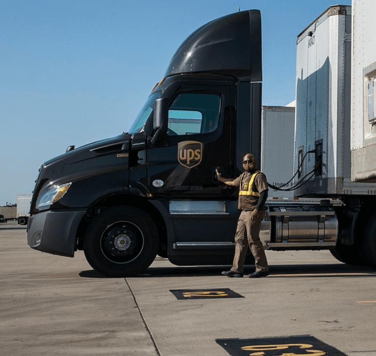 En la imagen se muestra un camión de UPS