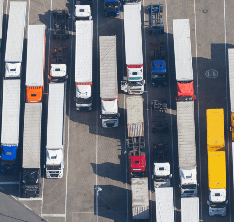 En la imagen se muestran camiones estacionados