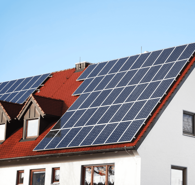 En la imagen se muestra una casa con paneles solares