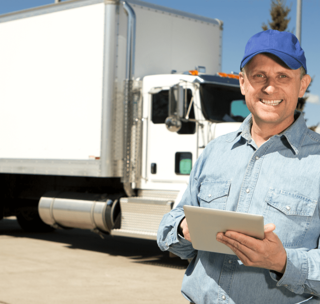 En la imagen se muestra un camionero feliz
