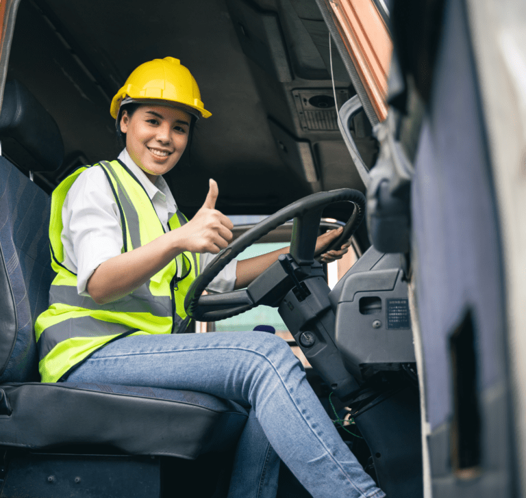 En la imagen se muestra un camionero feliz