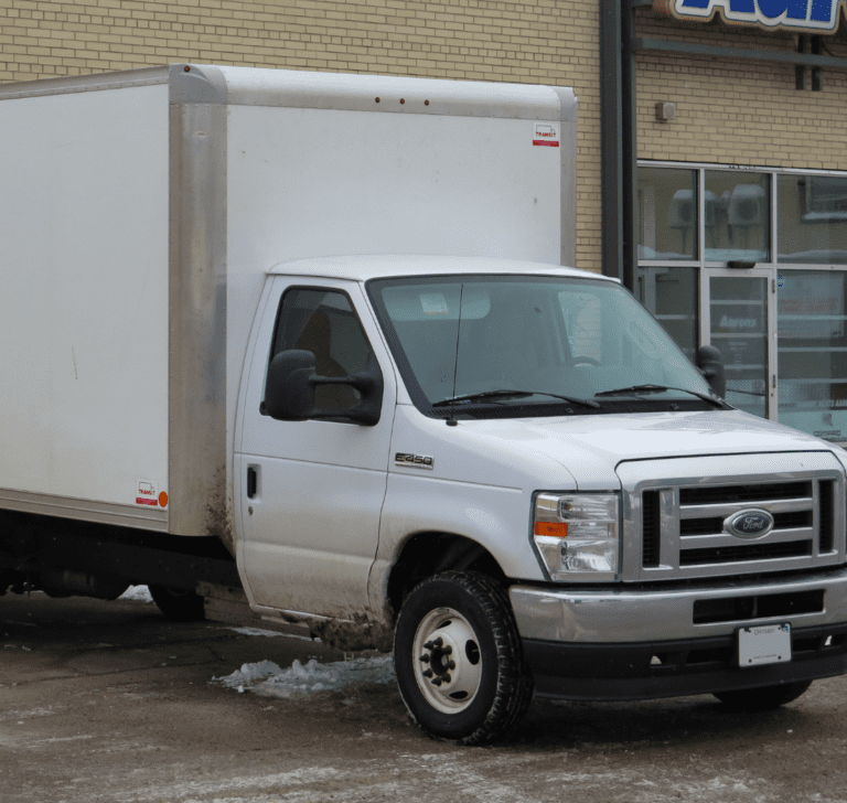 En la imagen se muestra un Ford E-450 2021