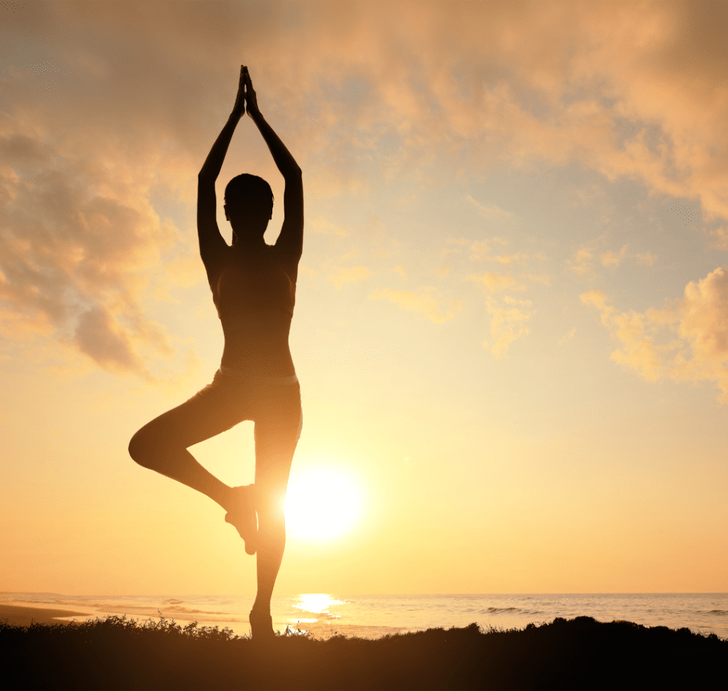 En la imagen se muestra una postura de yoga