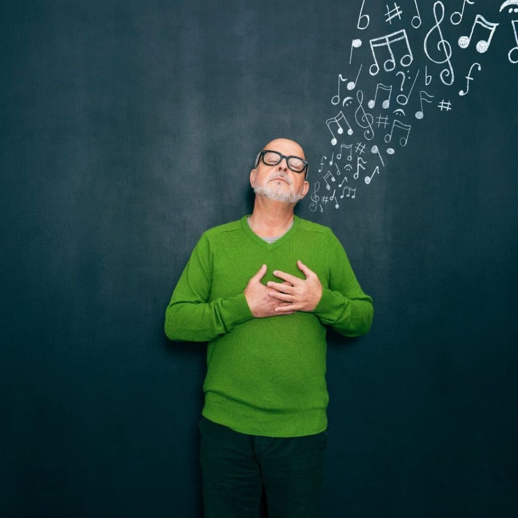 En la imagen se muestra un hombre expresando sentir