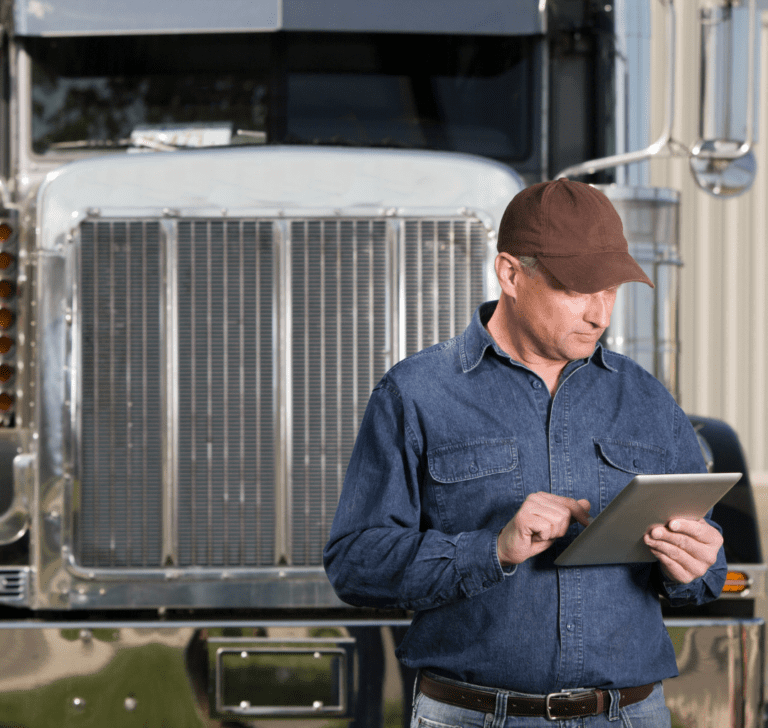 En la imagen se muestra un conductor frente a un camión