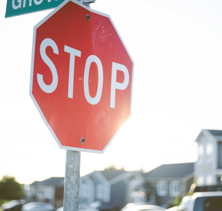 En la imagen se muestra una señal de alto