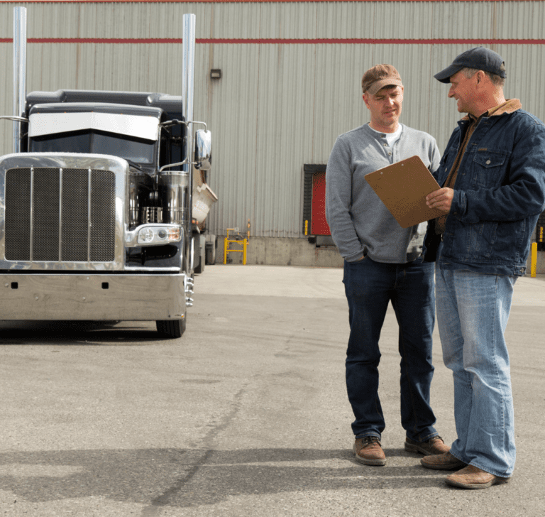 En la imagen se muestran dos camioneros