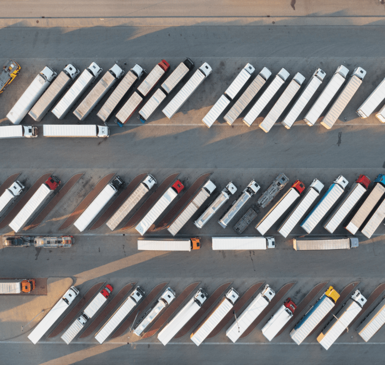 En la imagen se muestra un estacionamiento de camiones