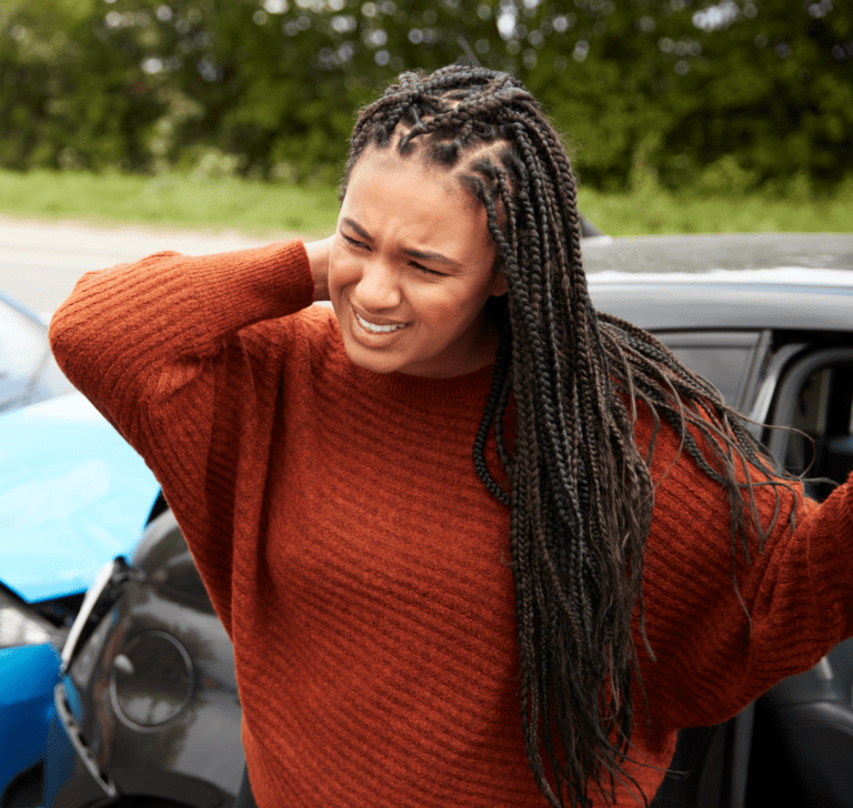 En la imagen se muestra una mujer lastimada