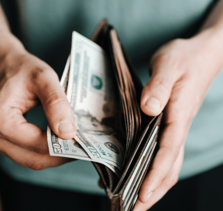 En la imagen se muestra un hombre sacando dinero de una cartera