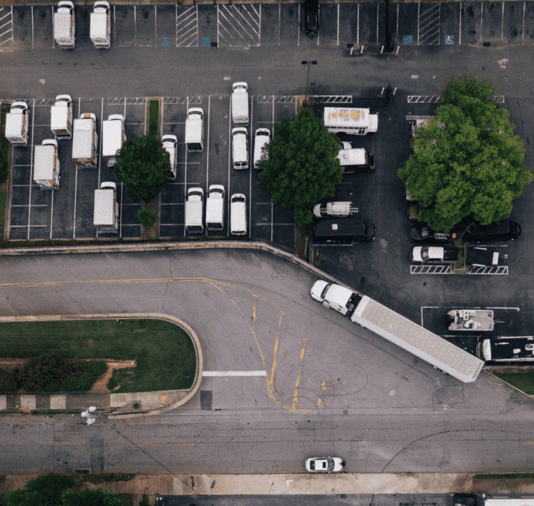 En la imagen se muestra un estacionamiento de camiones