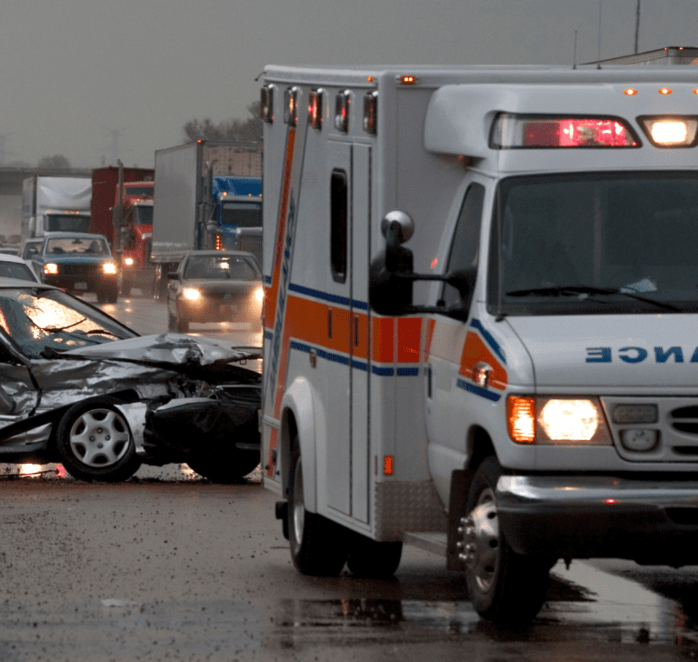 En la imagen se muestra una ambulancia en un choque